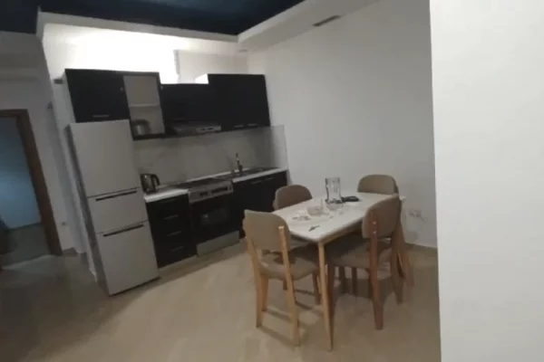 Shtepi me qera Apartament ne Tirane, 2+1, Mobilimi E mobiluar, Pagesa 810  Euro.