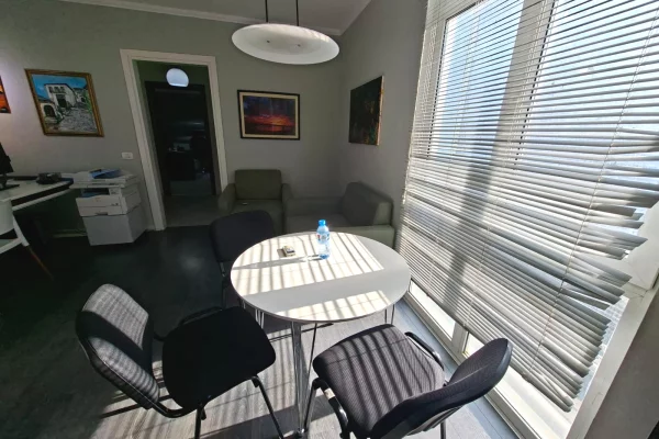 Ambient biznesi me qera 3+1 ne Tirane - 700 Euro