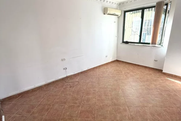 Ambient biznesi me qera 3+1 ne Tirane - 1,000 Euro