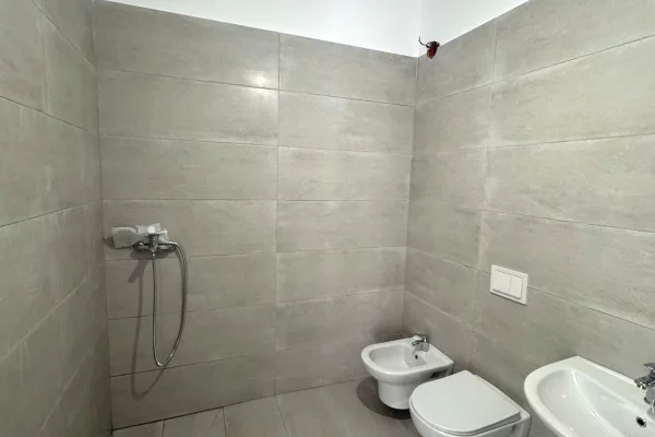 Shtepi ne shitje Apartament ne Tirane, 2+1, Mobilimi Bosh, pa mobiluar, Pagesa 186,000  Euro.