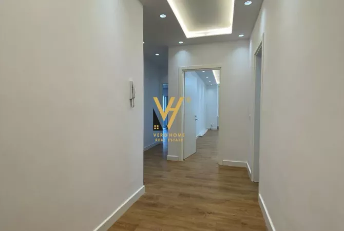 Ambiente Commerciale in Affitto 3+1 a Tirana - 2,000 Euro