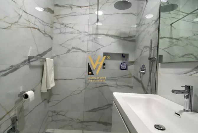 Ambiente Commerciale in Affitto 3+1 a Tirana - 2,000 Euro