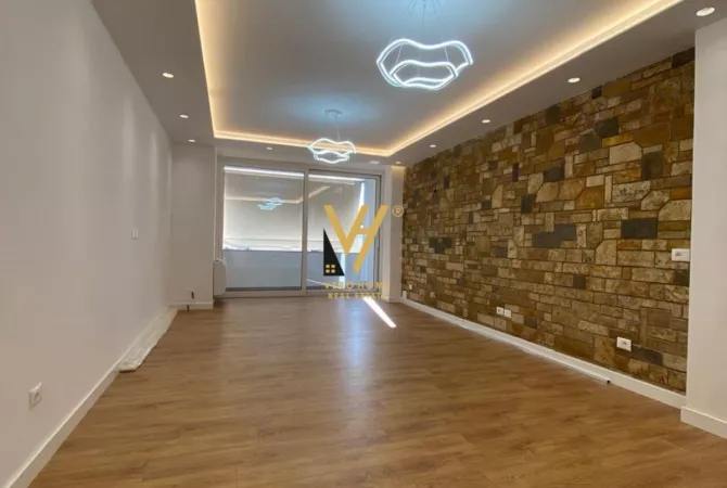 Ambiente Commerciale in Affitto 3+1 a Tirana - 2,000 Euro