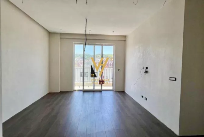 Ambjent biznesi me qera 3+1 ne Tirane - 1,000 Euro
