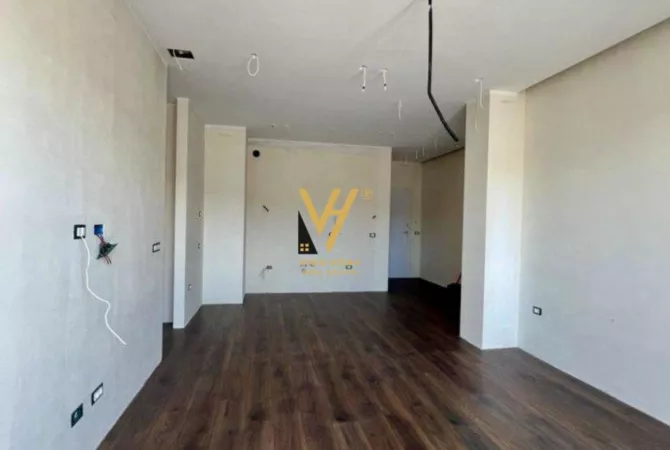 JEPET ZYRE 95 M2 ME QIRA TE KOMUNA E PARISIT 1.000 EURO