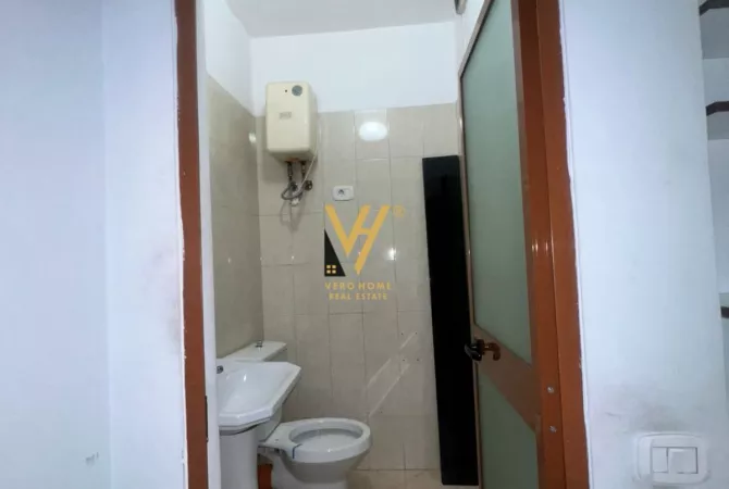 Ambiente Commerciale in Affitto 3+1 a Tirana - 400 Euro