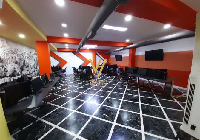 JEPET AMBIENT 224 M2 ME QERA TE BULEVARDI ZOGU I PARE 1.600 EURO