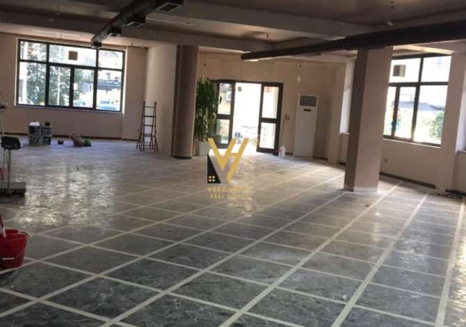 JEPET AMBIENT 224 M2 ME QERA TE BULEVARDI ZOGU I PARE 1.600 EURO