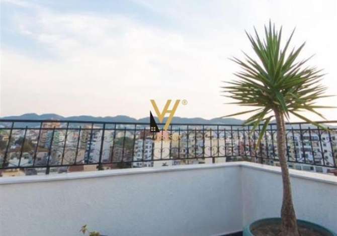 JEPET ZYRE 95 M2 ME QERA NE QENDER 900 EURO