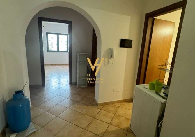 JEPET ZYRE 115 M2 ME QERA TE LULISHTJA, KOMUNA E PARISIT 600 EURO