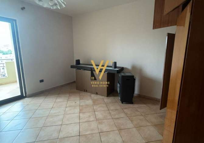 JEPET ZYRE 115 M2 ME QERA TE LULISHTJA, KOMUNA E PARISIT 600 EURO