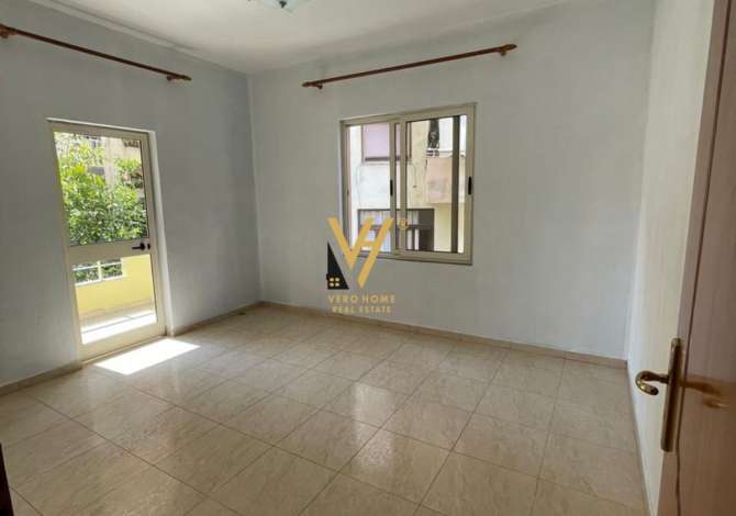 JEPET ZYRE 156 M2 ME QERA TEK KOMUNA E PARISIT 1.000 EURO