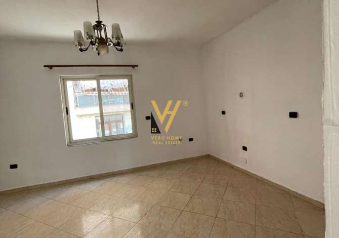 JEPET ZYRE 156 M2 ME QERA TEK KOMUNA E PARISIT 1.000 EURO