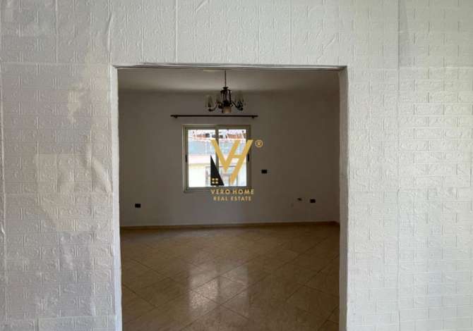 JEPET ZYRE 156 M2 ME QERA TEK KOMUNA E PARISIT 1.000 EURO