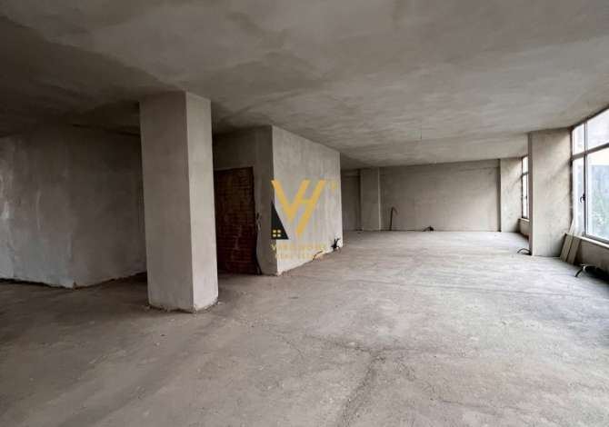 JEPET AMBIENT BIZNESI 800M2 ME QERA TE UNAZA E RE 3.000 EURO