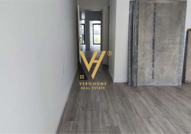 JEPET ZYRE 102 M2 ME QERA TE KOMPLEKSI LAKE VIEW , LIQENI ARTIFICIAL 1.300 EURO