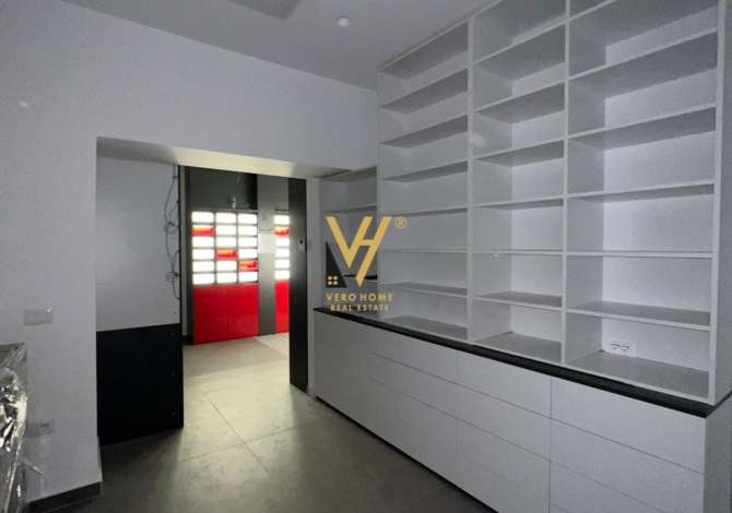 JEPET DYQAN 180 M2 ME QERA TE RRUGA E DURRESIT 4.000 EURO