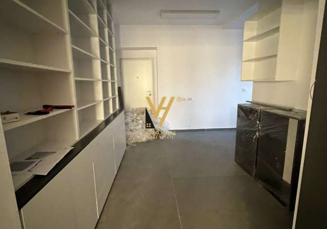 JEPET DYQAN 180 M2 ME QERA TE RRUGA E DURRESIT 4.000 EURO