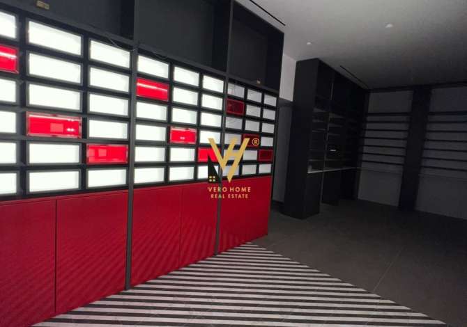 JEPET DYQAN 180 M2 ME QERA TE RRUGA E DURRESIT 4.000 EURO