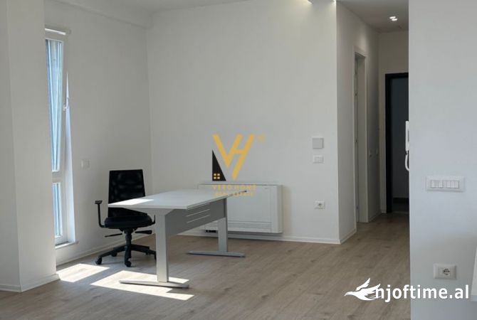 JEPET ZYRE 140 M2 ME QERA TE RRUGA E BARRIKADAVE 1.400 EURO