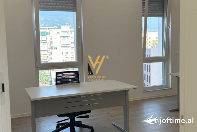 JEPET ZYRE 140 M2 ME QERA TE RRUGA E BARRIKADAVE 1.400 EURO