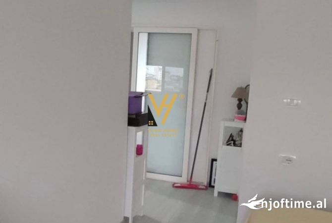 Shtepi ne shitje Apartament ne Tirane, 3+1, Mobilimi Pjeserisht e mobiluar, Pagesa 140,000  Euro.