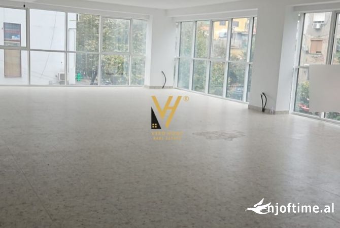 Ambient biznesi me qera 3+1 ne Tirane - 1,700 Euro