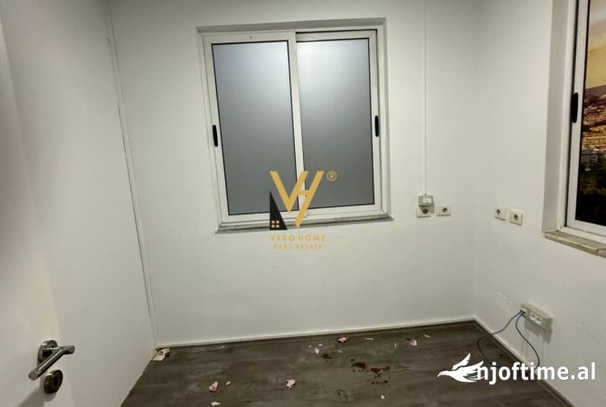 JEPET ZYRE 310 M2 ME QERA TEK SHALLVARET 3.100 EURO