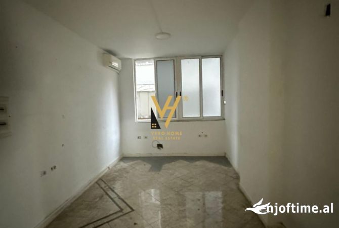 JEPET ZYRE 310 M2 ME QERA TEK SHALLVARET 3.100 EURO