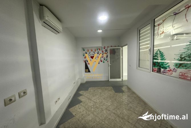 JEPET ZYRE 310 M2 ME QERA TEK SHALLVARET 3.100 EURO