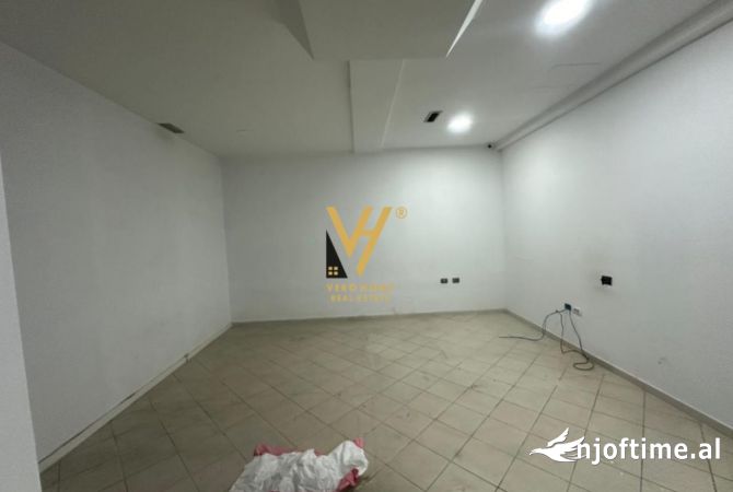 JEPET ZYRE 310 M2 ME QERA TEK SHALLVARET 3.100 EURO