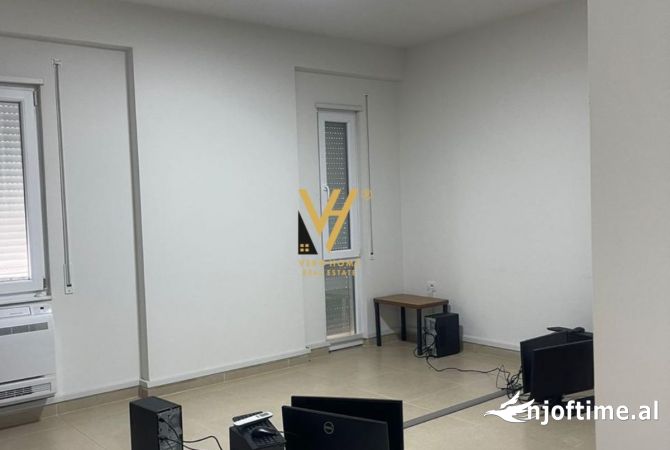 JEPET ZYRE 170 M2 ME QERA TE RRUGA E KOSOVAREVE 1.800 EURO