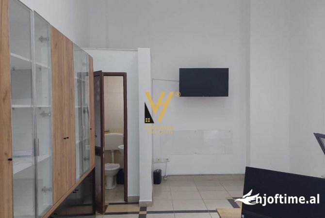 JEPET ZYRE 40 M2 ME QERA NE QENDER TE GALERIA , 450 EURO