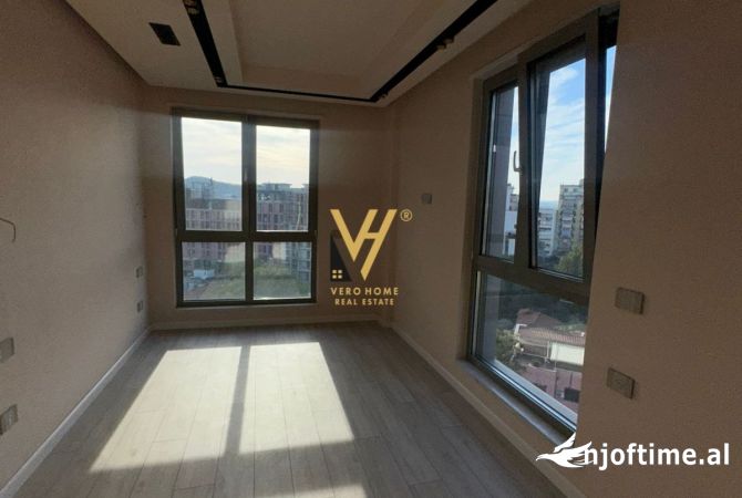 JEPET AMBIENT KOMERCIAL 110M2 ME QERA TE RRUGA E KAVAJES 1.350 EURO