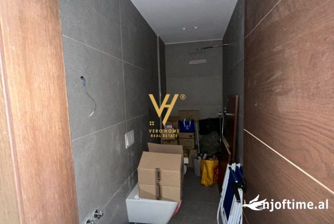 JEPET AMBIENT KOMERCIAL 110M2 ME QERA TE RRUGA E KAVAJES 1.800 EURO