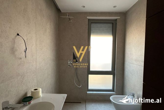 JEPET AMBIENT KOMERCIAL 110M2 ME QERA TE RRUGA E KAVAJES 1.800 EURO