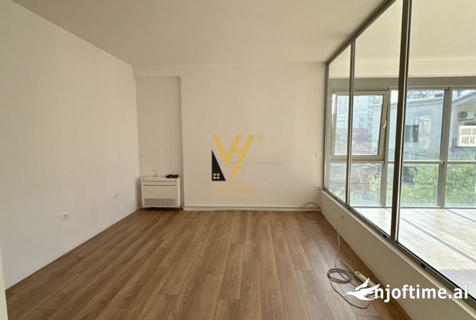 JEPET AMBIENT KOMERCIAL 150M2 ME QERA TE RRUGA E KAVAJES 2.500 EURO