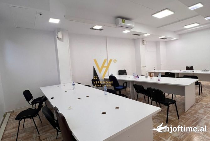 Ambient biznesi me qera 3+1 ne Tirane - 250,000 Leke