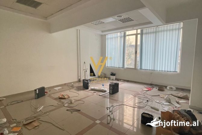 JEPET ZYRE OPEN SPACE 400 M2 ME QERA NE SELITE 2.700 EURO