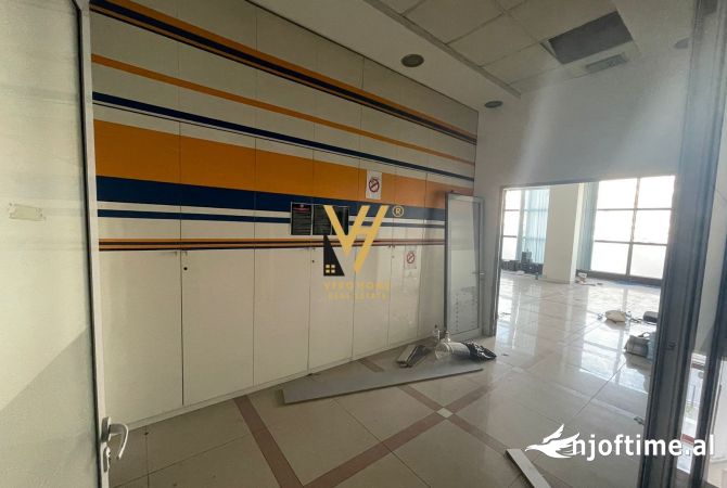 JEPET ZYRE OPEN SPACE 400 M2 ME QERA NE SELITE 2.700 EURO