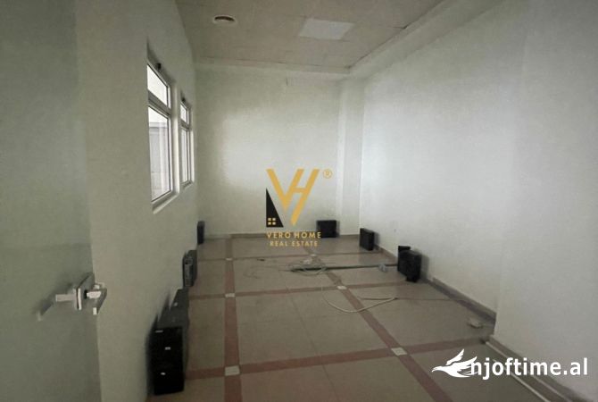 JEPET ZYRE OPEN SPACE 400 M2 ME QERA NE SELITE 2.700 EURO