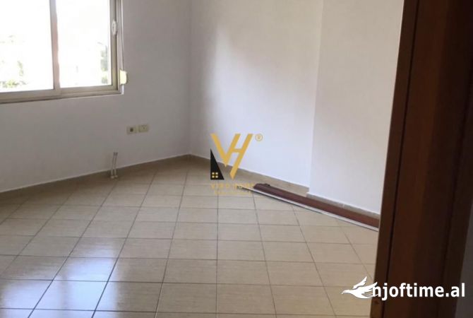 JEPET ZYRE 90 M2 ME QERA TE QENDRA KRISTAL 650 EURO