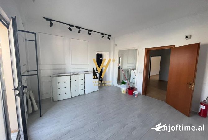 JEPET AMBIENT BIZNESI 210 M2 ME QERA TE UNAZA E RE 1.500 EURO