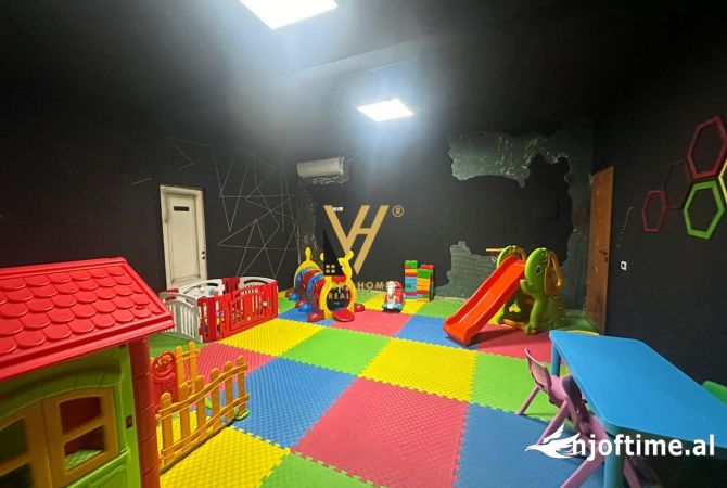 SHITET BAR- LOUNGE 186 M2 TE RRUGA E DAJTIT, FRESK 220.000 EURO