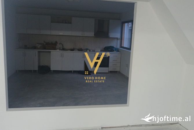 JEPET MAGAZINE 1500 M2 ME QERA NE AKSIN TIRANE- DURRES 6.000 EURO