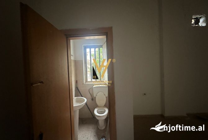 JEPEN DY AMBIENTE BIZNESI 100M2 ME QERA TE MYSLYM SHYRI 900 EURO