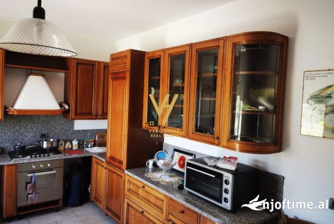 Shtepi ne shitje Shtepi Private ne Tirane, 4+1, Mobilimi E mobiluar, Pagesa 170,000  Euro.