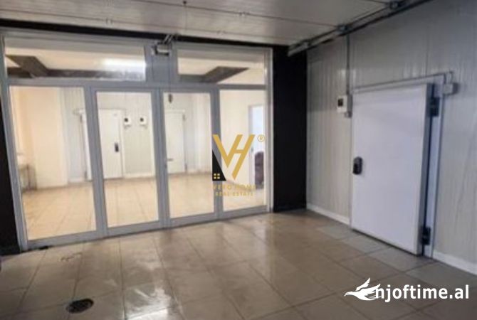 JEPEN 3 DHOMA FRIGORIFERIKE 200M2 ME QERA TE LIQENI I THATE 1.000 EURO