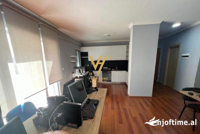 Ambient biznesi me qera 3+1 ne Tirane - 1,200 Euro