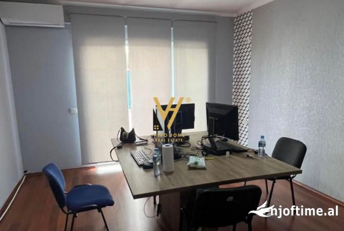 JEPET ZYRE 130 M2 ME QERA TE RRUGA 5 MAJI 1.200 EURO